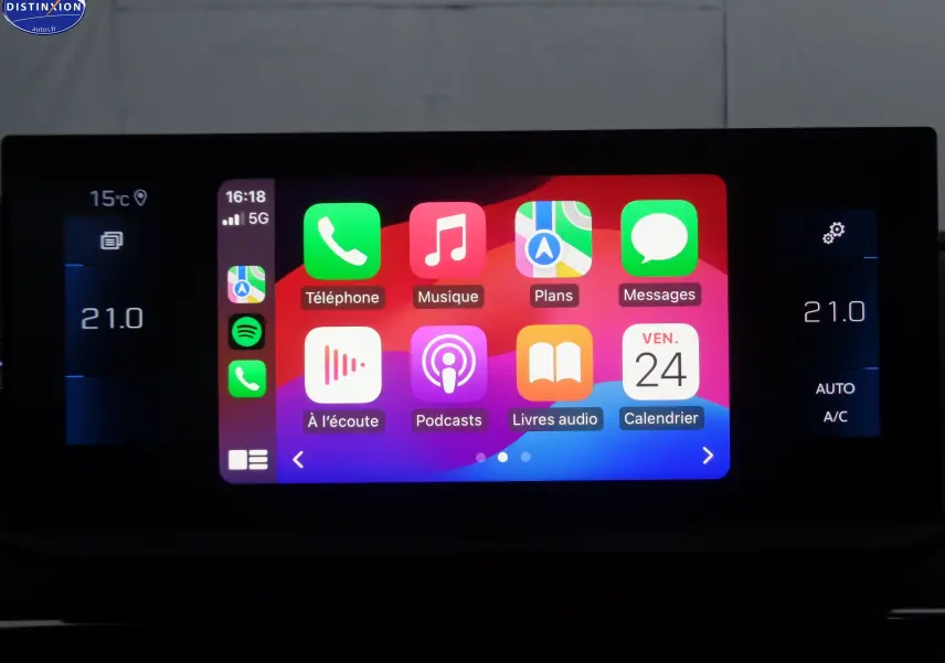 Écran tactile central du Peugeot 3008 2023 affichant les applications Apple CarPlay avec commandes climatisation à 21°C.