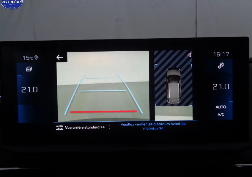 Écran multimédia du Peugeot 3008 2023 montrant la caméra de recul et la vue 360° en intérieur noir.