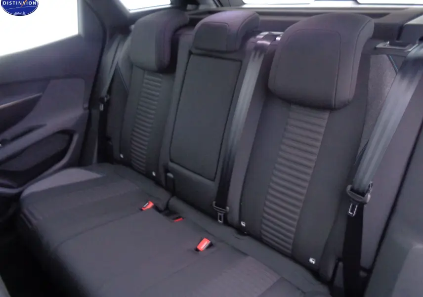 Vue intérieure arrière des sièges noirs du Peugeot 3008 2023, version Active Pack, avec ceintures de sécurité visibles.