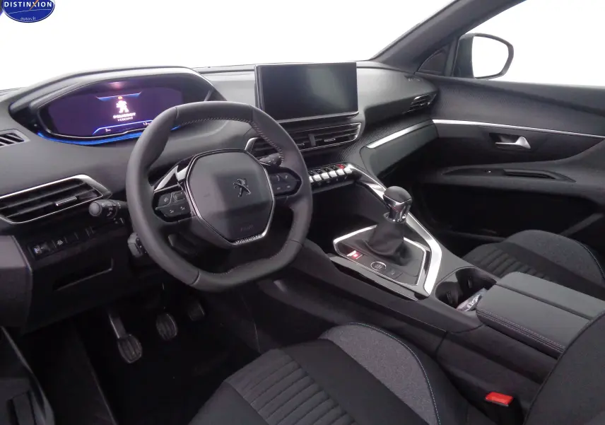 Intérieur du Peugeot 3008 2023 vu côté conducteur, avec volant compact, écran central et boîte manuelle.