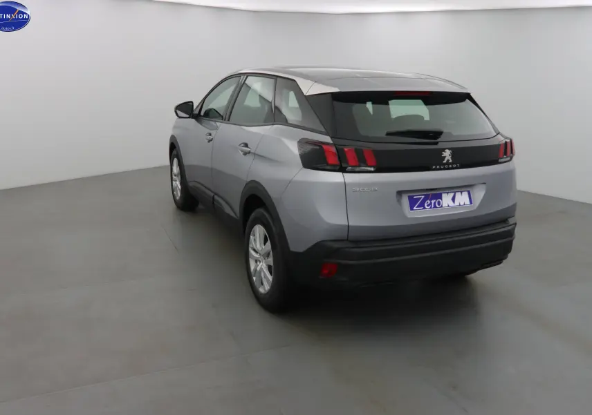 Peugeot 3008 gris Artense métal vue 3/4 arrière droit, avec feux arrière à trois griffes distinctives.
