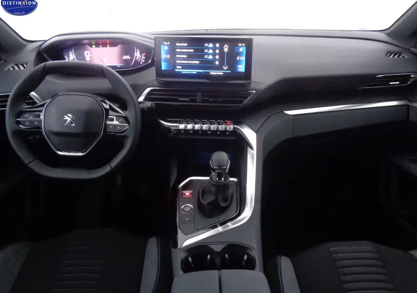 Intérieur Peugeot 3008 2023 vue du poste de conduite, tableau de bord moderne avec écran tactile et volant compact noir.
