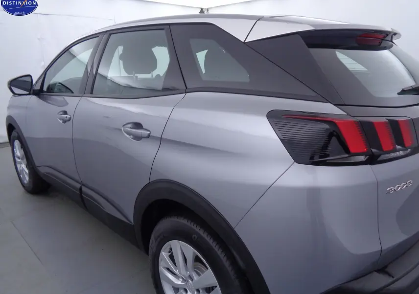 Vue 3/4 arrière droit d'un Peugeot 3008 gris Artense métal avec feux arrière à LED et jantes alliage.