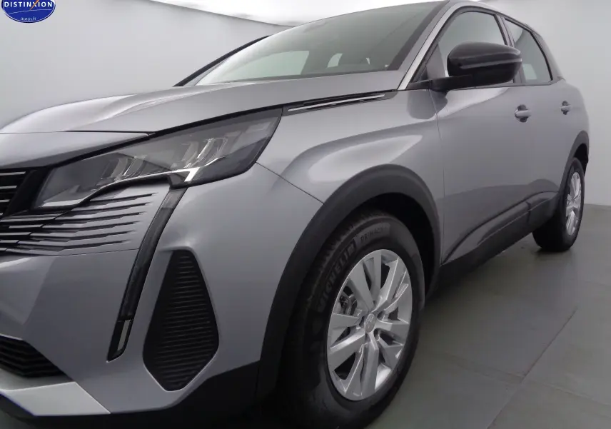 Vue 3/4 avant droit du Peugeot 3008 gris Artense Metal mettant en valeur ses phares LED et jantes alliage.