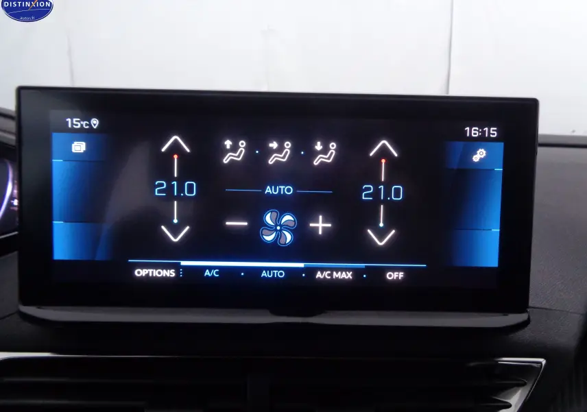 Écran tactile central du Peugeot 3008 gris Artense, affichant la climatisation automatique à 21°C.