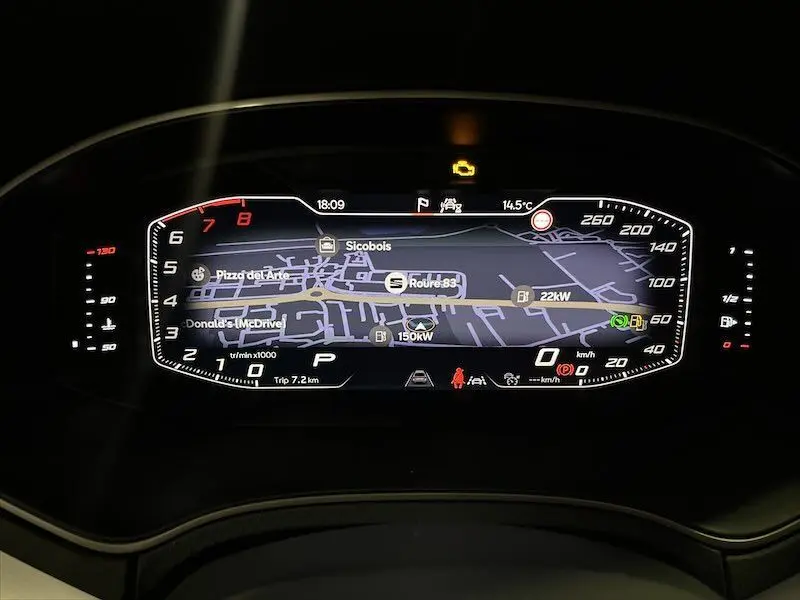 Tableau de bord numérique de la SEAT IBIZA 2024 affichant la navigation et les indicateurs de vitesse et régime moteur.