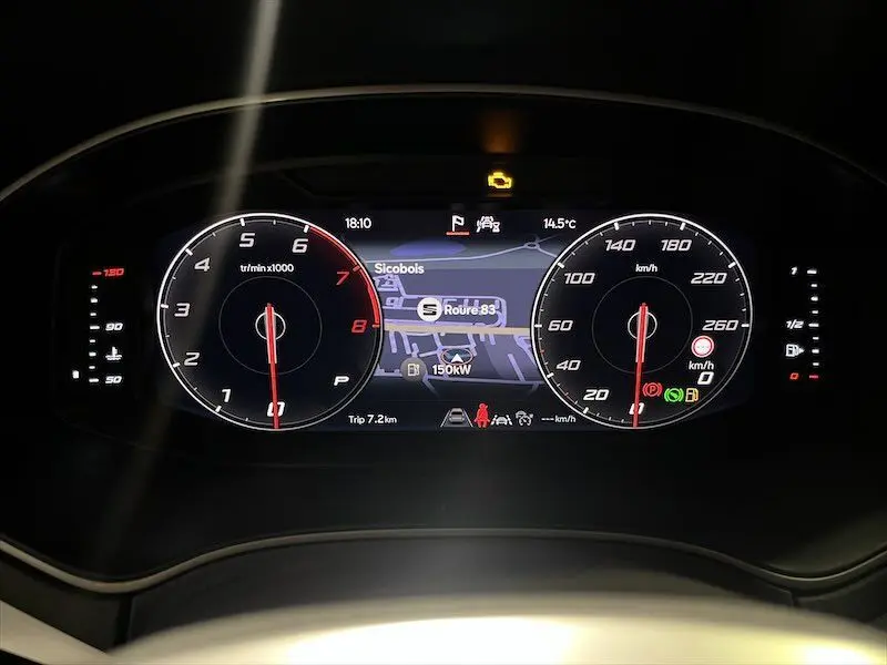 Tableau de bord numérique du SEAT IBIZA 2024 affichant compte-tours, vitesse et carte de navigation en mode nuit.