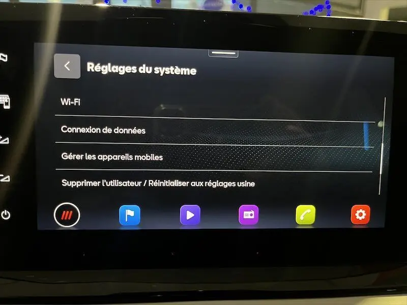 Écran tactile du système multimédia SEAT Ibiza 2024 affichant les réglages Wi-Fi et options de connexion.