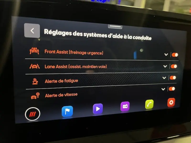 Écran tactile intérieur de la SEAT Ibiza 2024 affichant les réglages des aides à la conduite en mode nuit.