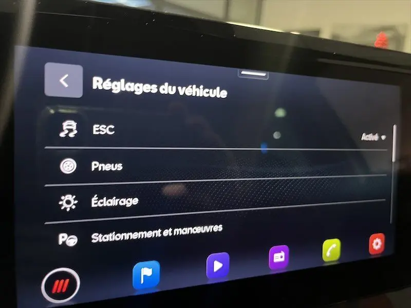 Écran tactile des réglages du véhicule SEAT Ibiza 2024 montrant les options ESC, pneus et éclairage.