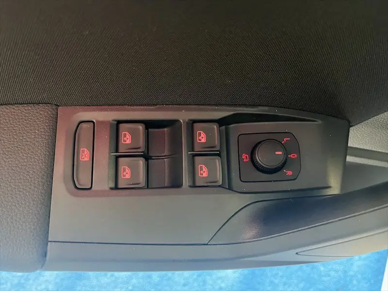 Panneau de commandes des vitres et rétroviseurs côté conducteur de la SEAT IBIZA 2024 finition FR SPORT, boutons rétroéclairés rouges.