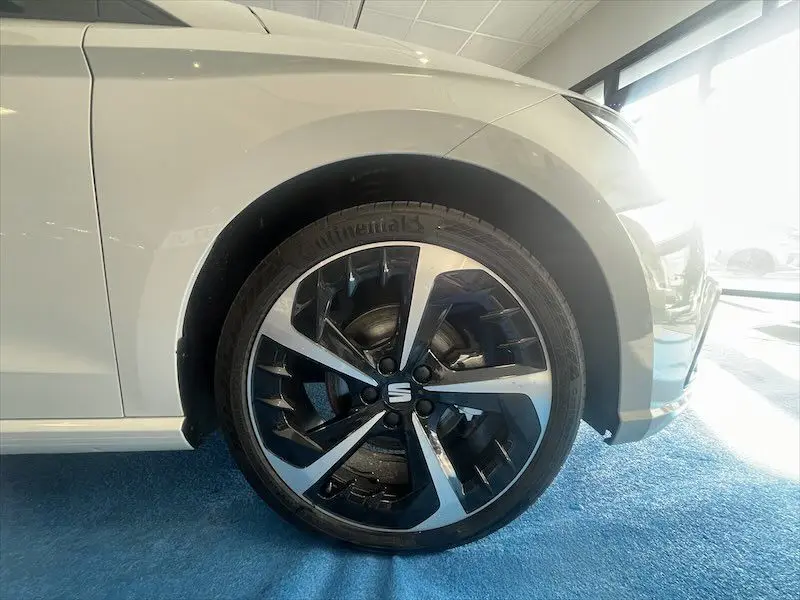 Gros plan sur la roue avant droite blanche Nevada Metal d'une SEAT IBIZA 2024 avec jante noire et argentée design sportif.