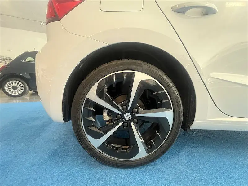 Gros plan sur la roue arrière droite d'une SEAT Ibiza blanche Nevada Metal avec jante alliage bicolore moderne.