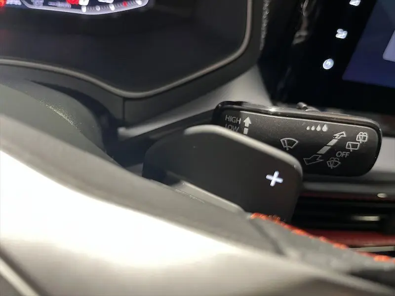 Gros plan sur la commande de lève-glace et le commodo d’essuie-glace dans l’habitacle noir de la SEAT Ibiza 2024.