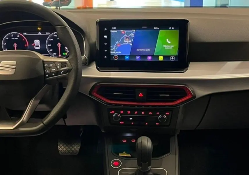Intérieur de la SEAT Ibiza 2024 vue de face, tableau de bord avec écran tactile et volant multifonction.