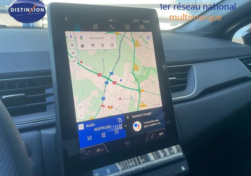 Écran tactile central affichant la navigation et la radio dans l'habitacle du Renault Captur noir étoile métal 2025.
