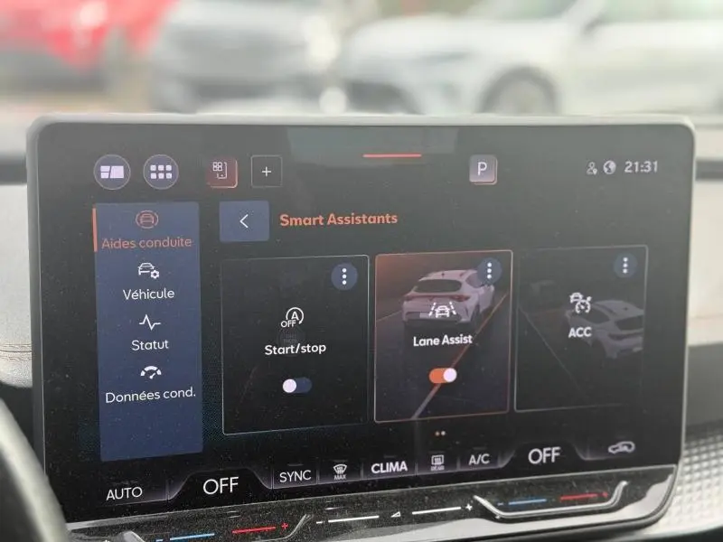 Écran tactile intérieur du CUPRA Formentor 2.0 TDI 150ch bleu, affichant les assistants de conduite.