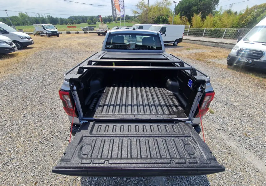 Vue arrière du Ford Ranger Super Cabine gris Iconic avec plateau ouvert et barres de protection visibles.