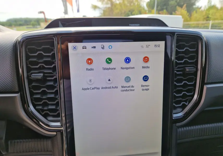 Écran tactile central 12,4'' du Ford Ranger Super Cabine 2026 gris Iconic, avec interface multimédia et ventilation hexagonale.