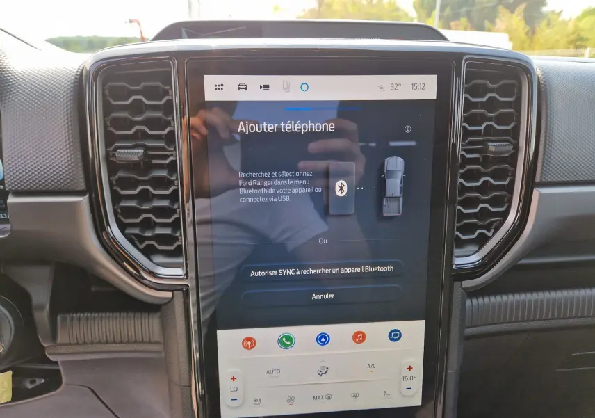Vue rapprochée de l’écran tactile central du Ford Ranger Super Cabine 2026 avec interface Bluetooth et commandes climatisation.
