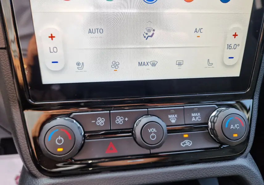 Détail de la console centrale du Ford Ranger Super Cabine 2026, montrant les commandes de climatisation et volume.