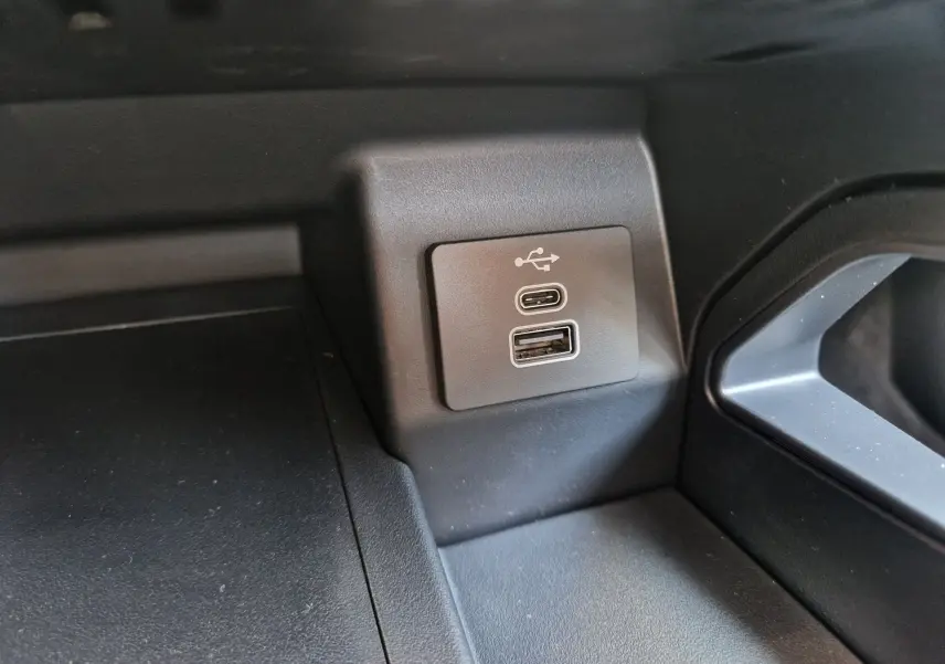 Gros plan sur les ports USB-C et USB-A intégrés dans l'habitacle du Ford Ranger Super Cabine gris Iconic.