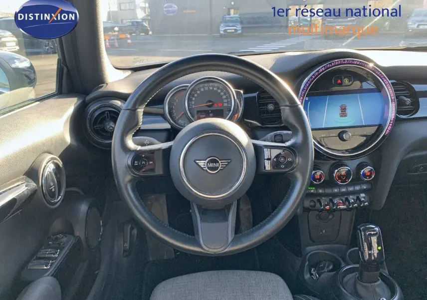 Vue intérieure centrée sur le volant et le tableau de bord du MINI Cabriolet British Racing Green de 2023.