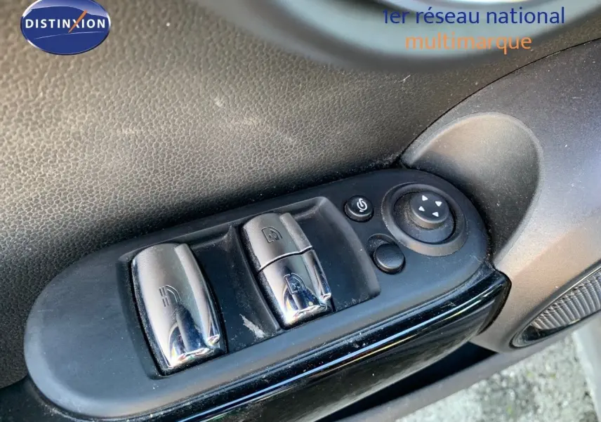 Gros plan sur les commandes de lève-vitres et rétroviseurs côté conducteur d'une MINI Cabriolet F57 British Racing Green 2023.