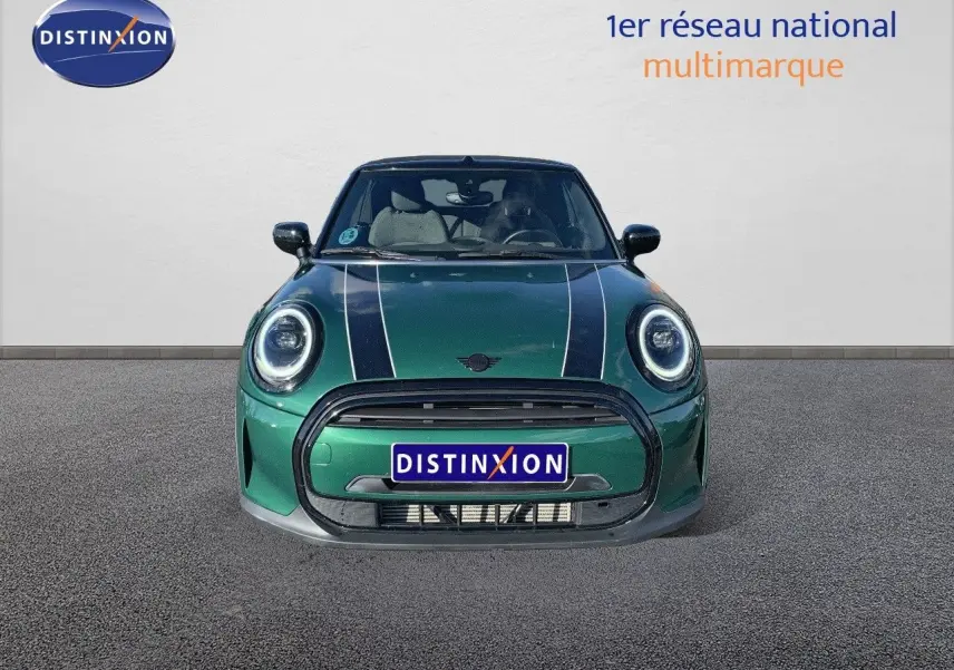 Vue frontale d'une MINI Cabriolet F57 2023 en British Racing Green avec bandes blanches et phares LED ronds.