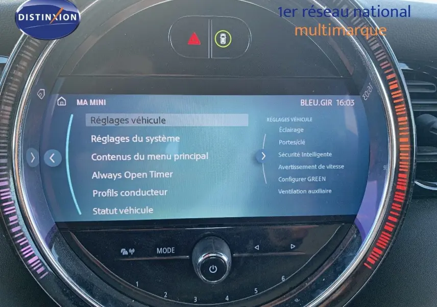 Écran central du tableau de bord de la MINI Cabriolet British Racing Green, affichant les réglages du véhicule.