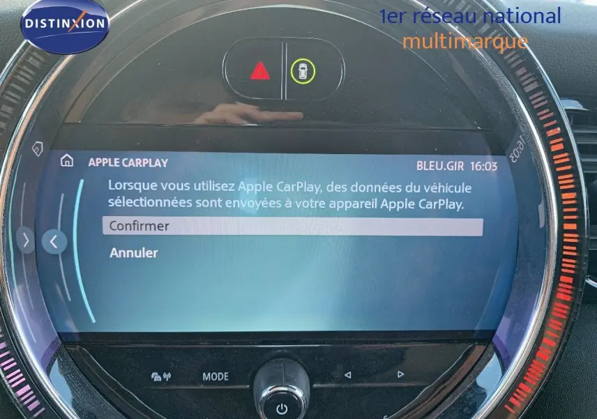 Écran central rond du MINI Cabriolet F57 2023 affichant la connexion Apple CarPlay dans un intérieur noir.
