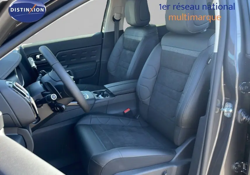 Vue intérieure côté conducteur du Citroën C5 Aircross 2025 gris platinium, sièges cuir noir avec alcantara et console centrale.