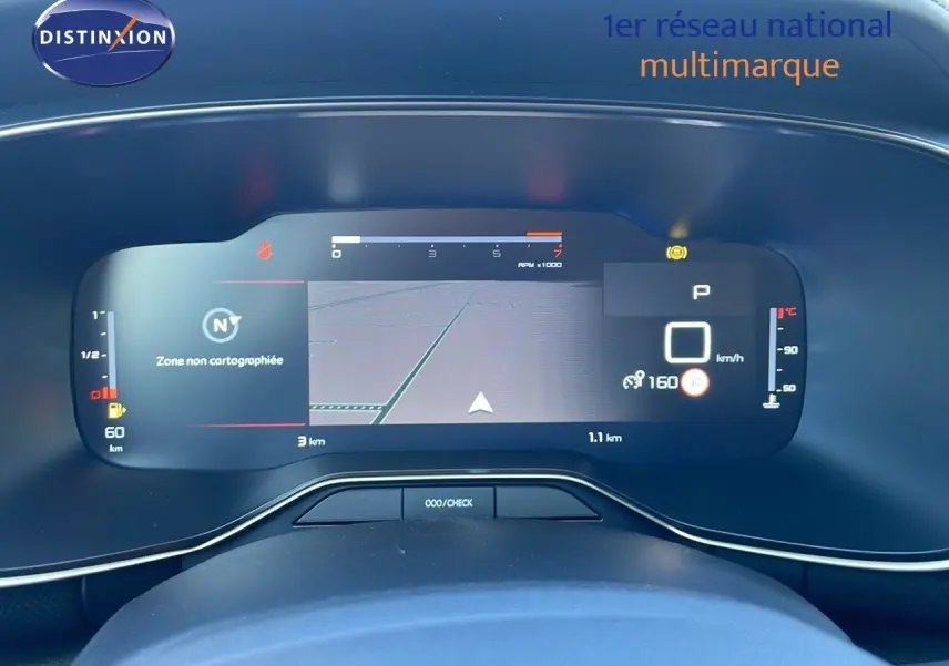 Tableau de bord numérique du Citroën C5 Aircross 2025 affichant la navigation et les indicateurs de vitesse et température.