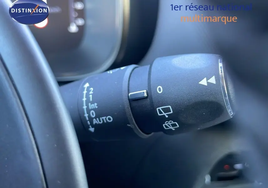 Gros plan sur la commande d'essuie-glace du Citroën C5 Aircross 2025, finition gris platinium métal et toit noir.