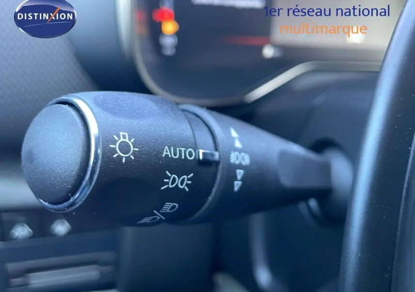 Gros plan sur la commande des feux automatique du Citroën C5 Aircross gris platinium, intérieur noir visible en arrière-plan.