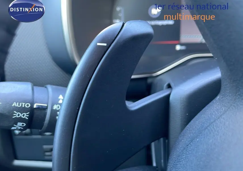 Gros plan sur la palette de changement de vitesse droite du volant du Citroën C5 Aircross gris platinium 2025.