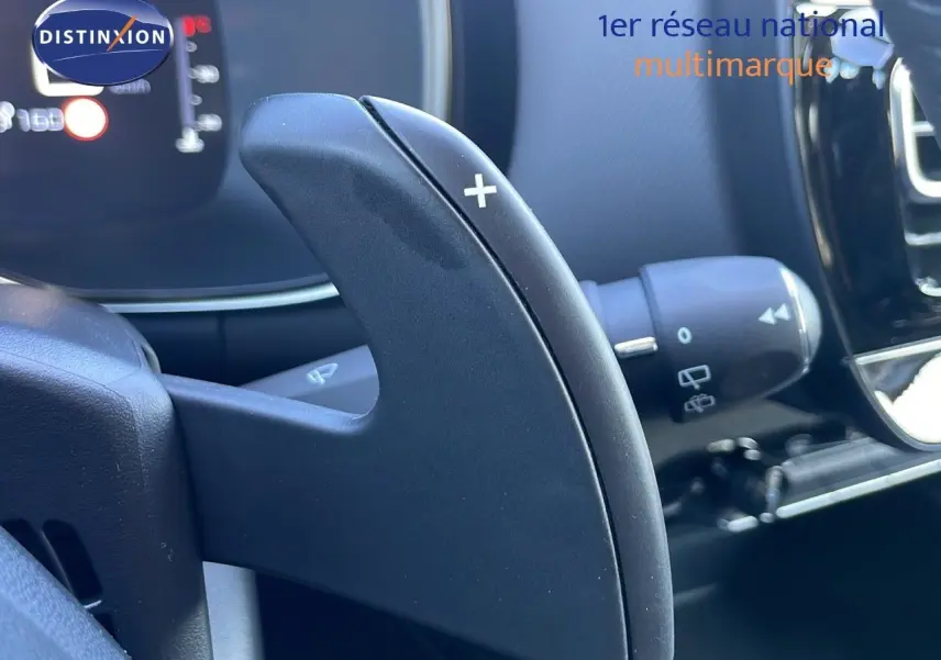 Gros plan sur la palette de changement de vitesse + côté droit du volant du Citroën C5 Aircross gris platinium 2025.