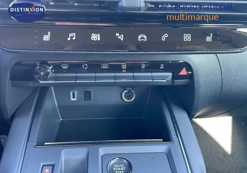Vue rapprochée de la console centrale du Citroën C5 Aircross gris platinium, avec commandes tactiles et bouton start/stop.