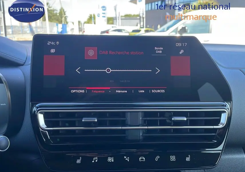 Écran tactile central et aérateurs du tableau de bord du Citroën C5 Aircross 2025, ambiance intérieure moderne.