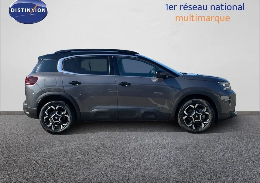 Profil droit du Citroën C5 Aircross 2025 gris platinium métal avec toit noir et jantes biton distinctives.