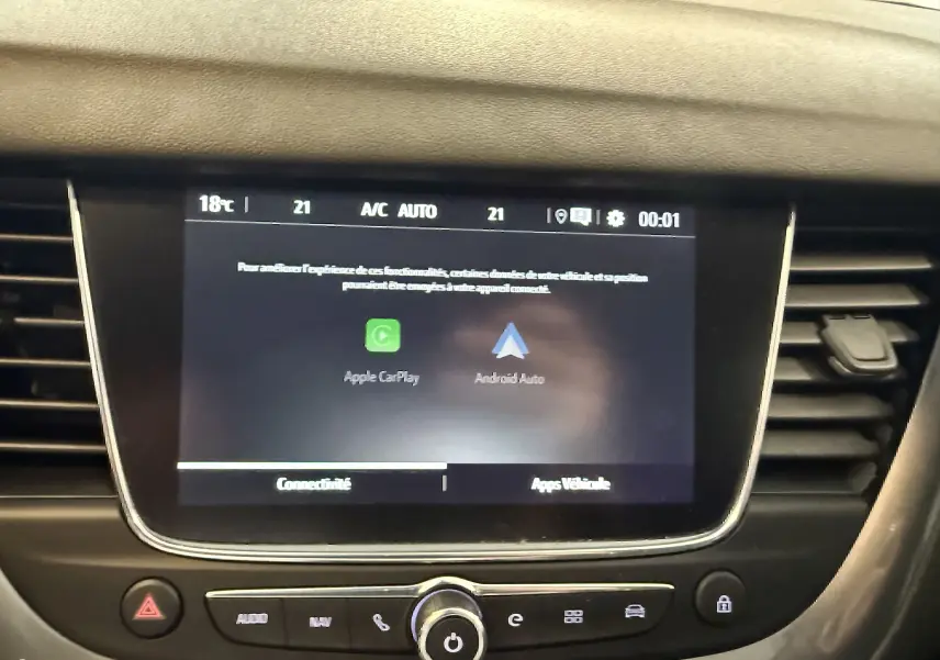 Écran tactile central de l’Opel Grandland X gris Himalaya, affichant Apple CarPlay et Android Auto.