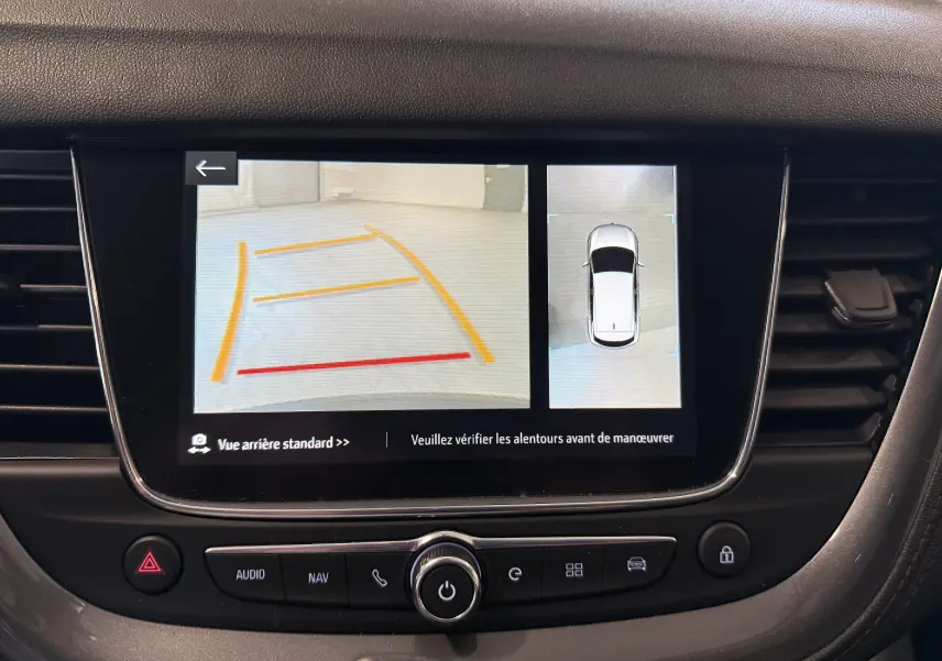 Écran central montrant la caméra de recul et vue 360° du tableau de bord de l'Opel Grandland X gris Himalaya.