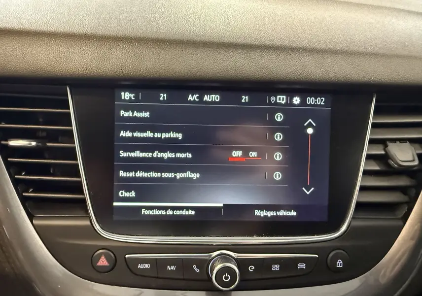 Écran tactile central de l’Opel Grandland X 2021 affichant les réglages d’aide à la conduite, intérieur noir.