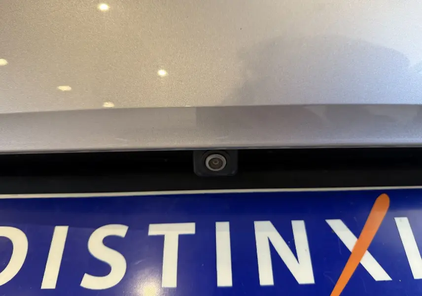 Gros plan sur la caméra de recul intégrée au hayon gris Himalaya métal de l'Opel Grandland X 2021.