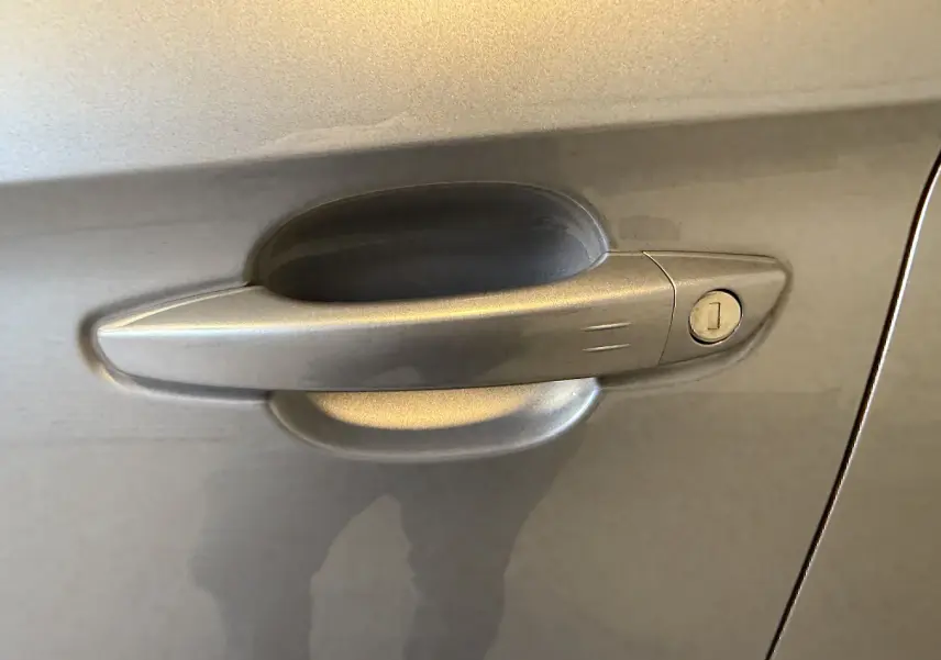 Poignée de porte côté gauche en gros plan sur Opel Grandland X gris Himalaya Metal 2021 hybride rechargeable.