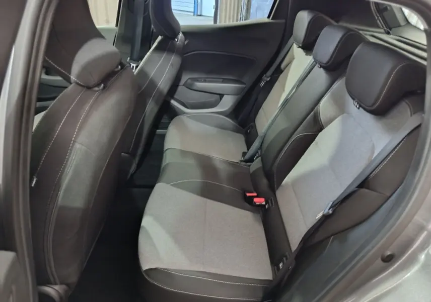 Vue intérieure côté droit des sièges arrière bi-matière gris clair et noir de la Renault Clio Evolution Blue dCi 100 2025.