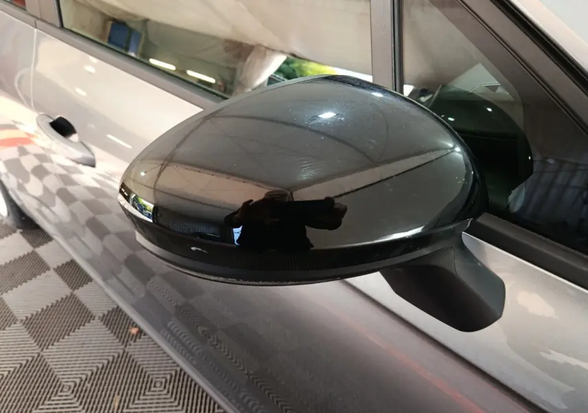 Gros plan sur le rétroviseur noir côté gauche d’une Renault Clio gris clair Evolution Blue dCi 100 -25.