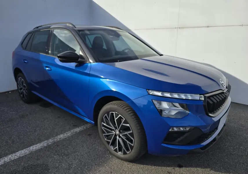 Vue 3/4 avant gauche d'un Skoda Kamiq bleu racing avec toit noir et jantes alliage 17 pouces.