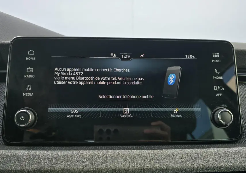 Écran tactile central du Skoda Kamiq 2025 affichant le menu Bluetooth et les options de réglages.