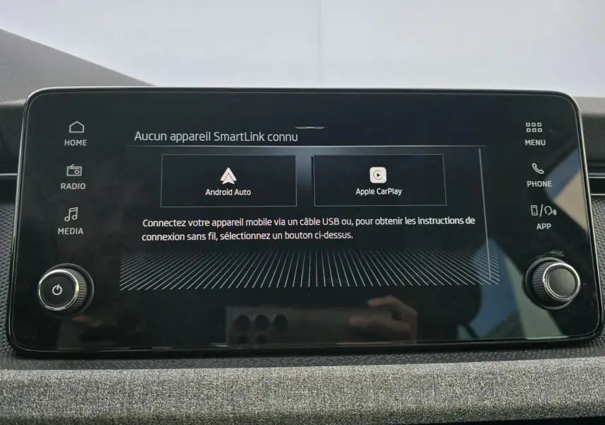Écran tactile central du Skoda Kamiq 2025 affichant les options Android Auto et Apple CarPlay, avec commandes autour.